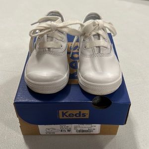 Keds 4.5 Wide tennis shoes